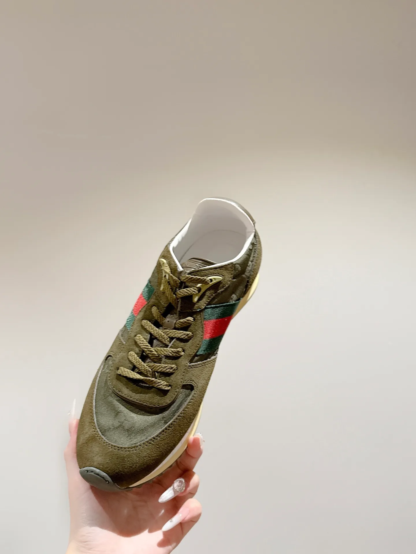 p700🐮🐮 GUCCI 2025 latest spring and summer catwalk style sports shoes Forrest Gump shoes 25 super popular show items with high appearance rate and many celebrities and Internet celebrities. The classic shoe design uses innovative stitching technology to create a water-like flowing texture. Super comfortable on the feet. Leather splicing and breathable logo fabric with classic green and red webbing embellishment. All show the brand tone (buttons are removable) original molded combination outsole ▪️Size: Male 39-44 (Male 45, customized, non-returnable)